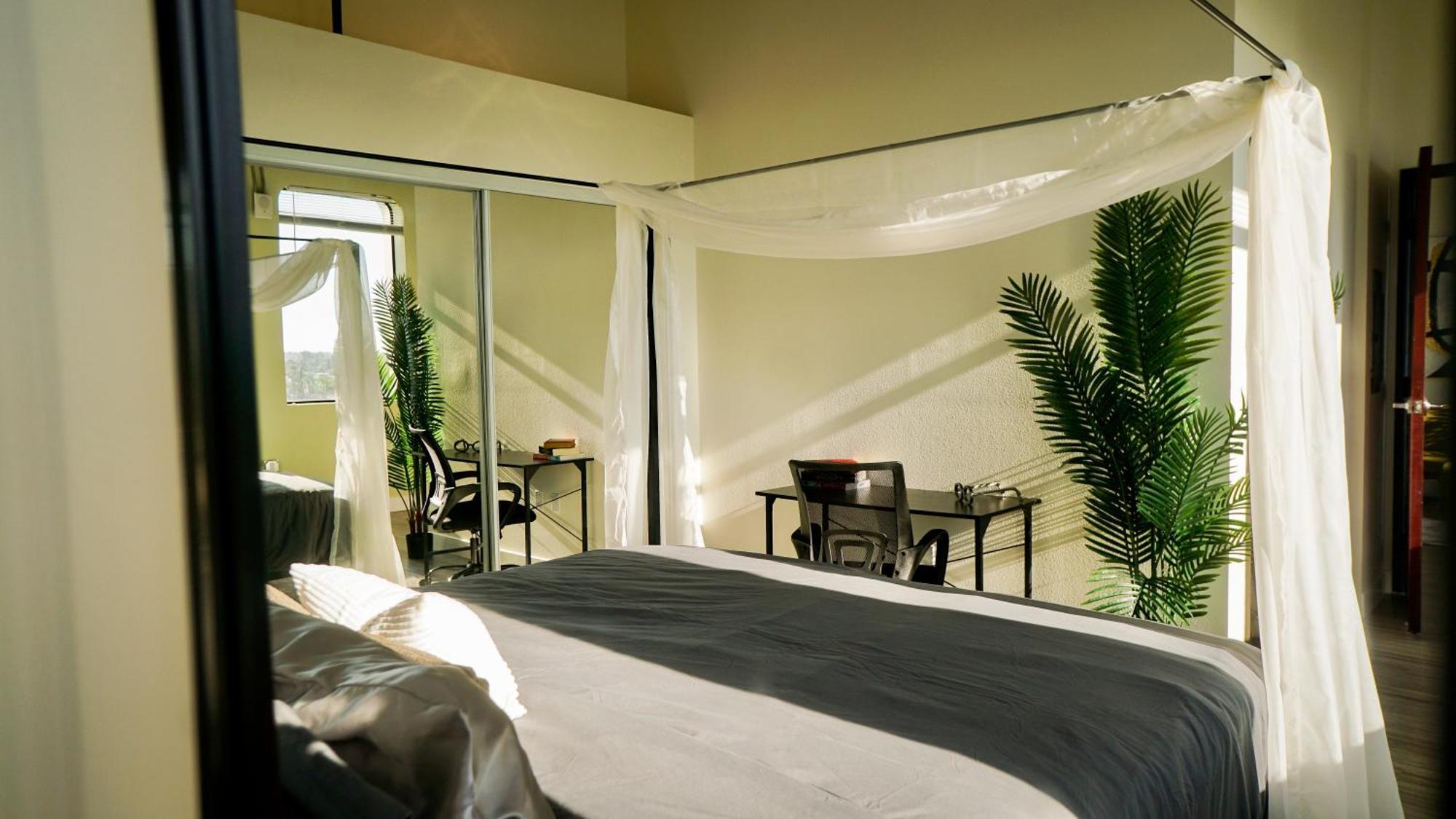 Chic New York Style 10 Minutes To Sna & Disneyland Apartment *
